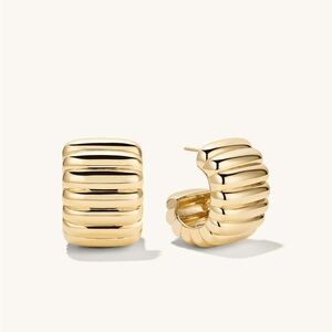 Mejuri Wide Charlotte Hoops in Gold Vermeil